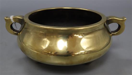 A Chinese heavy bronze censer, Xuande mark, width 18cm